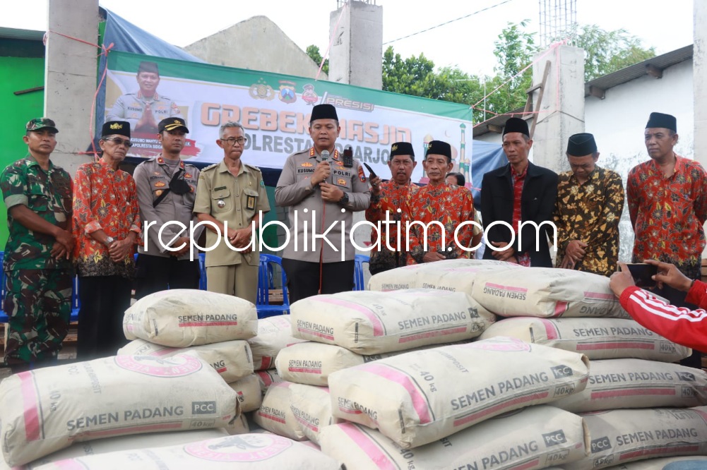 BANTUAN - Kapolresta Sidoarjo Kombes Pol Kusumo Wahyu Bintoro menyerahkan bantuan 50 sak semen dan satu truk pasir untuk Masjid Al Muhajirin di Lingkungan Celep, Kelurahan Sidowayah, Kecamatan Sidoarjo, Senin (27/03/2023). 