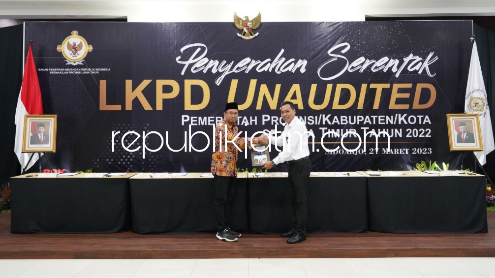 SERAHKAN - Bupati Sidoarjo Ahmad Muhdlor Ali menyerahkan LKPD unaudited Tahun 2022 ke Kepala Perwakilan BPK Provinsi Jawa Timur, Karyadi di kantor BPK Perwakilan Jatim, Senin (27/03/2023).