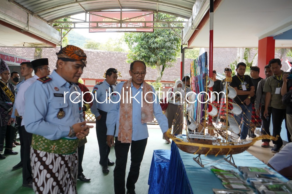 AJAK - Kakanwil Kemenkumham Jatim Imam Jauhari mengajak warga membeli produk hasil karya Warga Binaan Pemasyarakatan (WBP) atau narapidana saat pameran program One Day, One Prison’s Product warga binaan di 39 Lapas dan Rutan di Jatim, Selasa (28/03/2023).