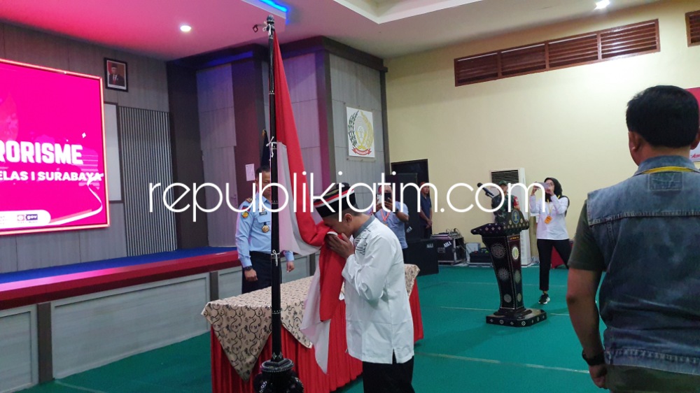 IKRAR - Dua narapidana kasus terorisme (napiter) di Lapas I Surabaya, Chairul Bachry dan Dede Rosadi menyatakan ikrar setia kepada Negara Kesatuan Republik Indonesia (NKRI) disaksikan Kalapas Jalu Yuswa Panjang, Selasa (28/03/2023) sore.