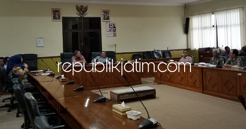 HEARING - Ketua Komisi C, Suyarno hearing dengan perwakilan Dinas lP2CKTR serta perwakilan penghuni Perum Griya Masangan Asri, Desa Masangan Wetan, Kecamatan Sukodono yang mengadukan Fasum dan Fasos, Selasa (28/03/2023) sore. 