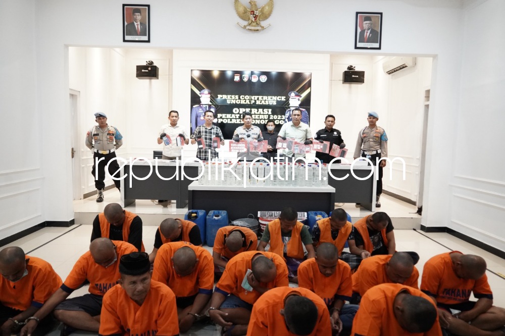 TERSANGKA - Sebanyak 19 tersangka dari 23 kasus penyakit masyarakat (Pekat) berhasil diungkap dan 19 tersangka mengenakan baju tahanan di Polres Ponorogo, Rabu (29/03/2023).