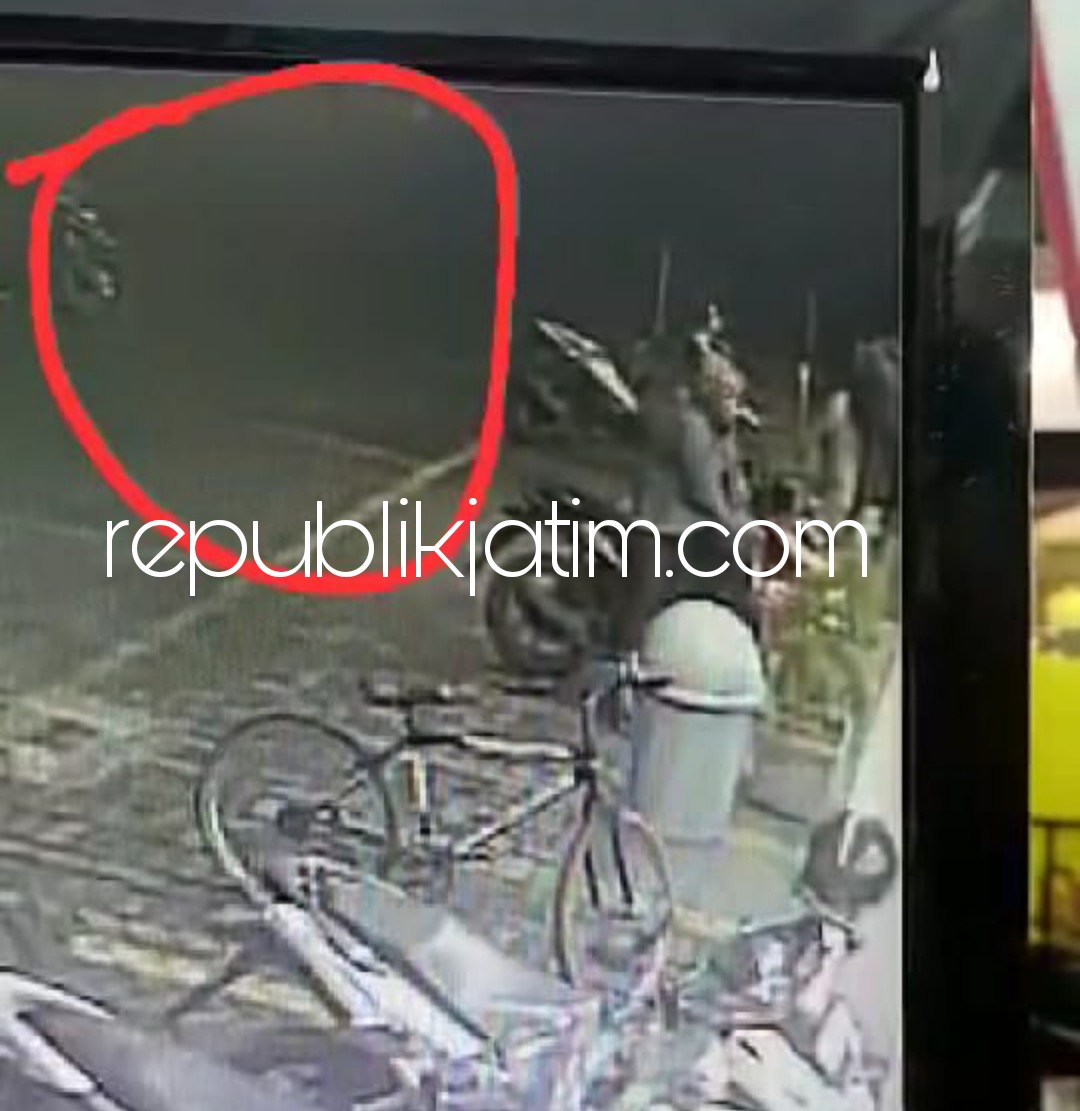 BERSARUNG - Pria muda bersarung dan mengenakan jumper saat terekam CCTV melancarkan aksi mencuri sepeda motor di Sedati, Sidoarjo, Rabu (29/03/2023) dini hari.