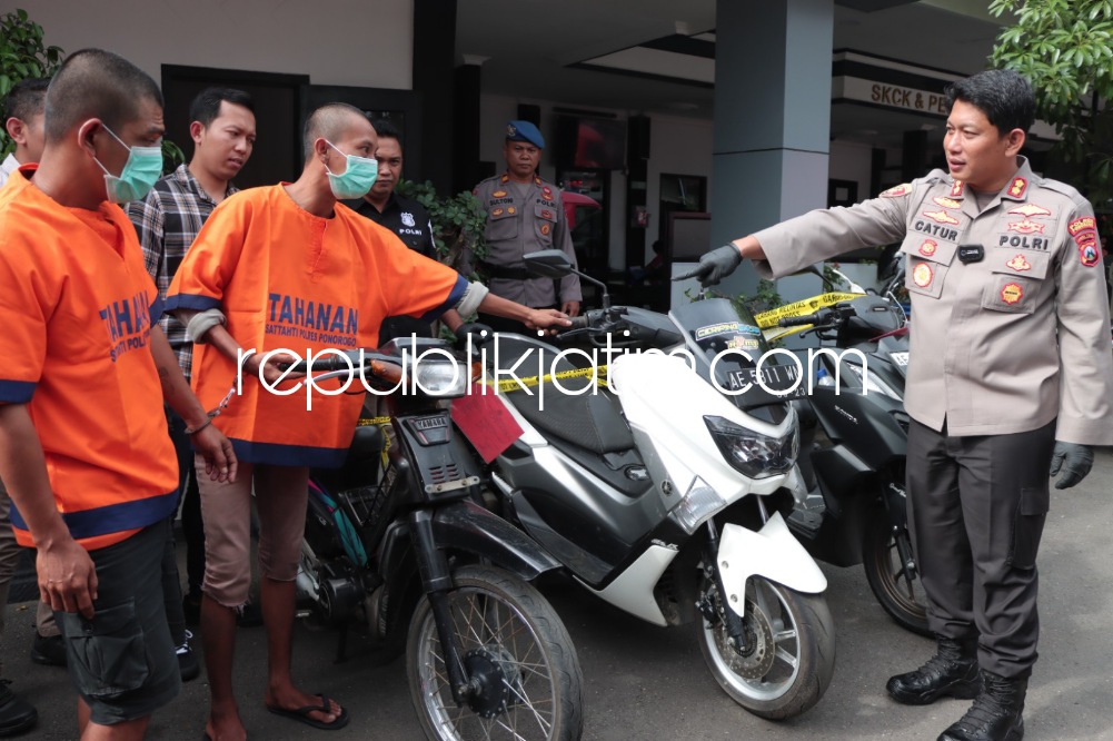 PENCURI - Dua tersangka pencuri sepeda motor Yamaha N Max di wilayah Ngrayun berhasil diamankan dan ditahan di Polres Ponorogo, Kamis (30/03/2023). 