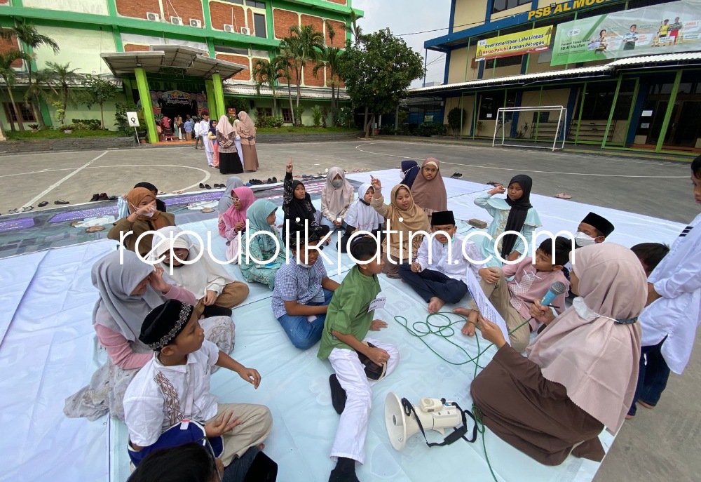 RAMADHAN CAMP - Seluruh siswa kelas 4 SD Al Muslim di Waru, Kabupaten Sidoarjo, Jawa Timur berbondong - bondong menuju lapangan outdoor mengikuti pembukaan Ramadan Camp SD Al Muslim Waru, Kabupaten Sidoarjo, Rabu (29/03/2023).