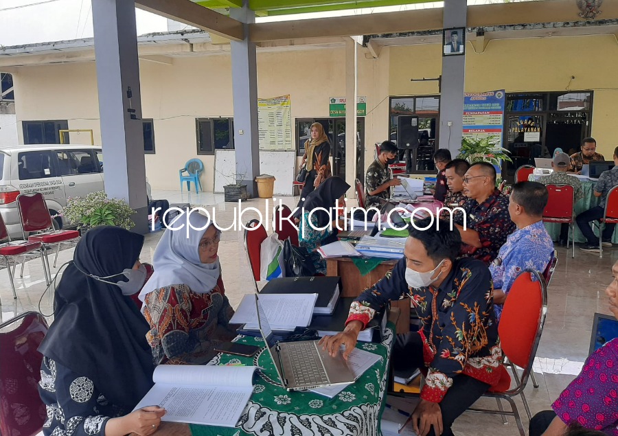 MONEV - Tim Monitoring dan Evaluasi (Monev) Inspektorat Pemkab Sidoarjo saat memeriksa dan memberi pengarahan kepada perangkat desa se Kecamatan Wonoayu di Balai Desa Becirongengor, Kecamatan Wonoayu, Sidoarjo, Kamis (30/03/2023).