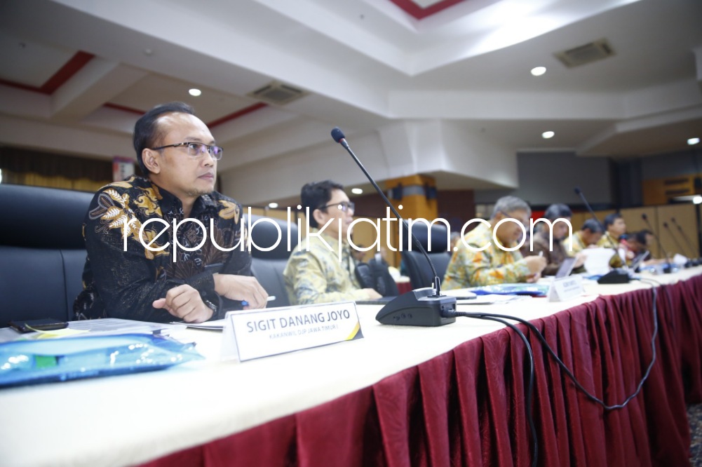 KUNJUNGAN - Kantor Perwakilan Kementerian Keuangan Jatim mendapatkan kunjungan kerja spesifik Komisi XI DPR RI di Aula Kanwil DJP Jawa Timur II JL Raya Juanda, Kecamatan Sedati, Sidoarjo, Kamis (30/03/2023).
