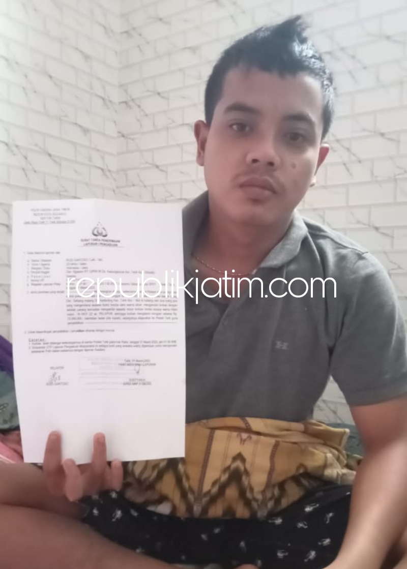 KORBAN - Korban begal, Rudi Santoso (22) warga Dusun Ngasem, Desa Kedungbocok, Kecamatan Tarik, Sidoarjo menunjukkan bukti laporan sebagai korban begal di kawasan Desa Kedinding, Kecamatan Tarik, Jumat (31/03/2023). 