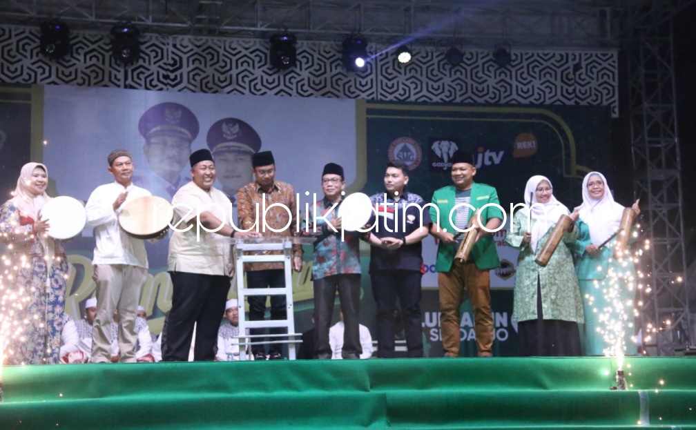 PEMBUKAAN - Bupati Sidoarjo, Ahmad Muhdlor Ali membuka acara Kampung Ramadhan yang bakal berlangsung selama 17 hari ke depan di Alun - Alun Sidoarjo, Jumat (01/03/2023). 
