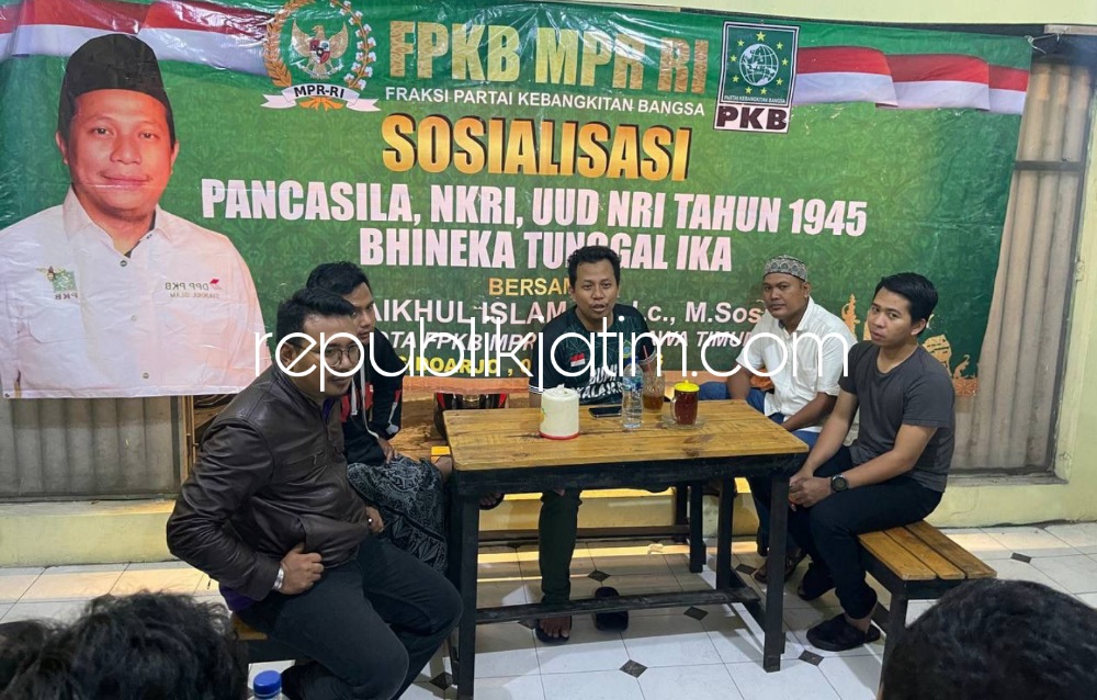 SOSIALISASI - Anggota MPRI RI sekaligus anggota Komisi VII DPR RI, Syaikhul Islam Ali menggelar sosialisasi 4 Pilar Kebangsaan bersama puluhan komunitas pemuda Sidoarjo di Warkop Jati, Kecamatan Sidoarjo, Selasa (28/03/2023) malam. 