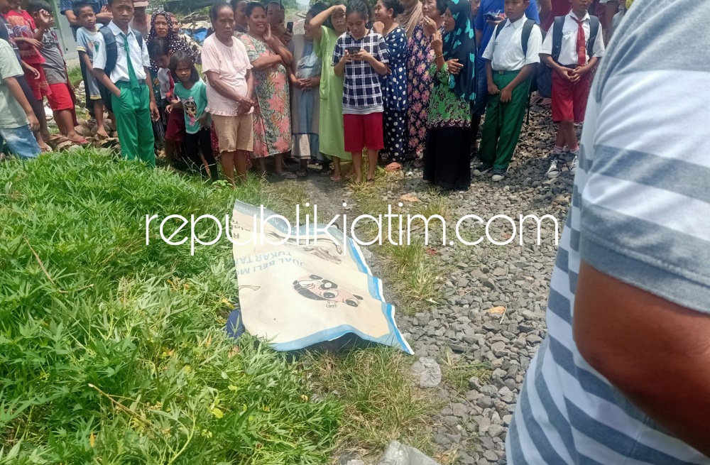 TEWAS - Pengendara motor Honda Vario bernopol W 2179 NDU yang dikendarai Giniati (56) warga Perum Mega Asri Blok D 12 Tenggulunan tertabrak KA Jenggala di perlintasan KA tak berpalang pintu di Desa Sumokali, Kecamatan Candi, Sidoarjo, Senin (04/03/2023).