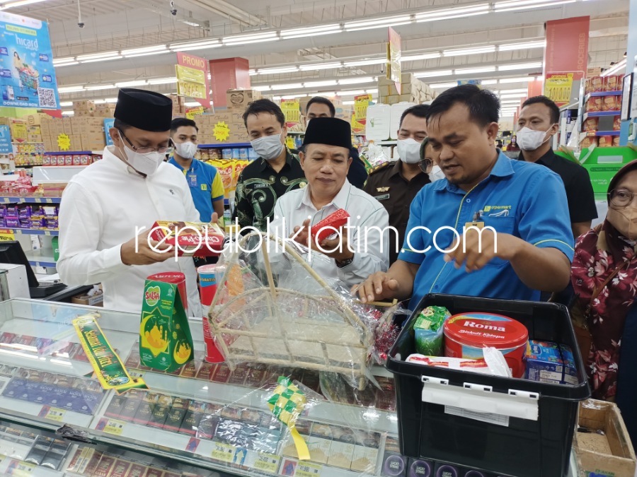 SIDAK MAMIN - Bupati Sidoarjo Ahmad Muhdlor Ali bersama tim gabungan Satgas Pangan saat sidak Mamin ke sejumlah swalayan dan supermarket yang ada di Sidoarjo tidak menemukan barang kadaluarsa dan barang rusak, Selasa (04/04/2023).