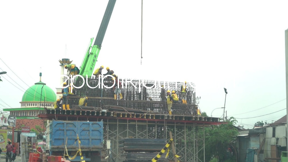 FLYOVER - Sejumlah pekerja sibuk mempersiapkan pemasangan jalan layang di proyek Flyover Krian, Sidoarjo yang pekerjanya sudah mencapai 60 persen, Selasa (04/04/2023).