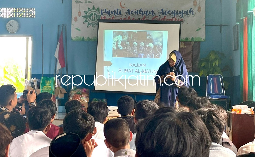 SILATURRAHMI - Siswa dan siswi kelas 8 SMP Muhammadiyah 2 Taman (Spemduta) Sidoarjo menjalin silaturrahmi dan berbagi bersama dengan Panti Asuhan Aisyiyah Balongbendo, Sidoarjo, Kamis (06/04/2023).