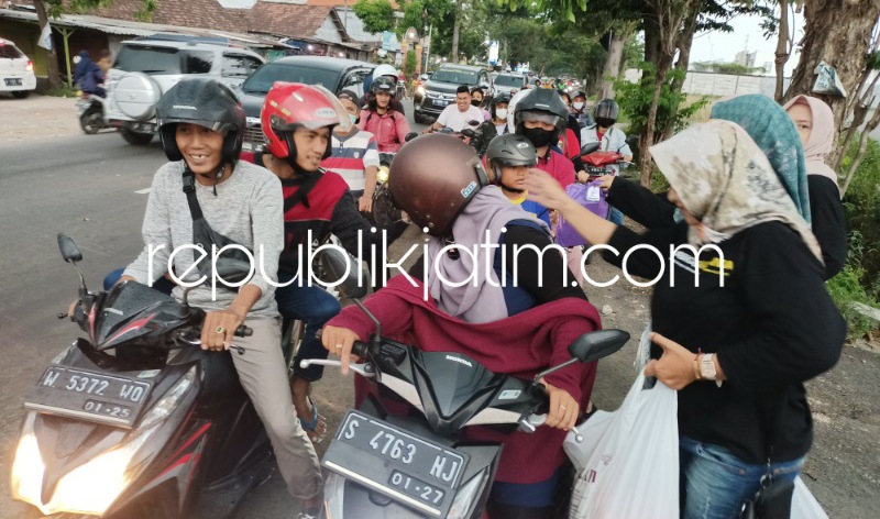 BERBAGI - Puluhan pengurus IKA Smanivda membagikan 1001 paket takjil di bulan Suci Ramadhan 1444 Hijriyah untuk para pengguna jalan di perempatan Desa Pilang, Kecamatan Wonoayu, Sidoarjo, Sabtu (08/04/2023) sore.