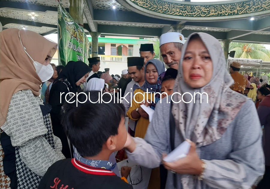 SANTUNAN - Sebanyak 22 anak yatim piatu menerima bantuan dan santunan dari para donatur di Masjid Al Mujahadah Desa Bulang, Kecamatan Prambon, Sidoarjo, Jumat (07/04/2023) petang.