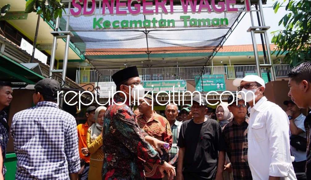 SAMBAT - Sejumlah guru SDN 1 Wage, Kecamatan Taman, Sidoarjo mengeluhkan perbaikan ruang kelas untuk proses belajar mengajar kepada Bupati Sidoarjo, Ahmad Muhdlor Ali saat sidak korban puting beliung di kampung itu, Minggu (09/04/2023).