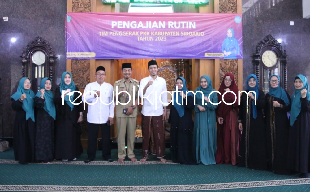PENGAJIAN - Istri Bupati Sidoarjo, Ny Sa'adah Ahmad Muhdlor memberi santunan anak-anak dan warga kurang mampu saat pengajian rutin di Masjid Nurul Huda, Desa Janti, Kecamatan Waru, Sidoarjo dengan pembicara Agus H Abdur Rahman Falaqi, Senin (10/04/2023).