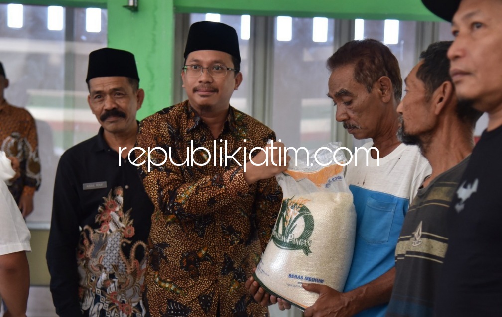 SERAHKAN - Bupati Sidoarjo Ahmad Muhdlor Ali menyerahkan bantuan beras 10 kilogram kepada ribuan warga kurang mampu di empat desa di Kecamatan Balongbendo, Sidoarjo, Selasa (11/04/2023) sore.