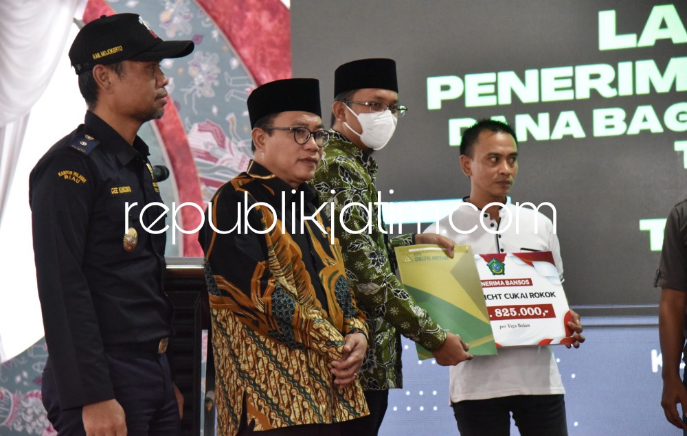 SERAHKAN - Bupati Sidoarjo, Ahmad Muhdlor Ali menyerahkan bantuan BLT tiga bulan sekaligus mulai bulan Januari, Februari hingga Maret Tahun 2023 sebesar Rp 275.000 per bulan di Pabrik Rokok Cengkir Mas Tanggulangin, Sidoarjo, Rabu (12/04/2023) sore.