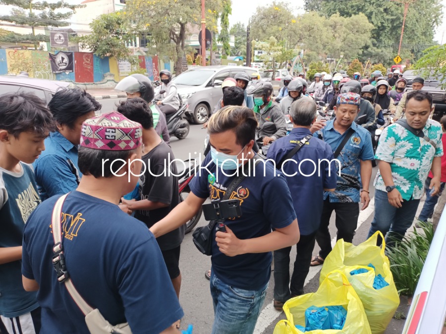 BAGIKAN - Pengurus dan anggota PWI Sidoarjo membagikan ratusan takjil di JL A Yani Kota Sidoarjo tepatnya di depan Balai Wartawan Sidoarjo untuk para pengguna jalan, Kamis (13/04/2023) petang.