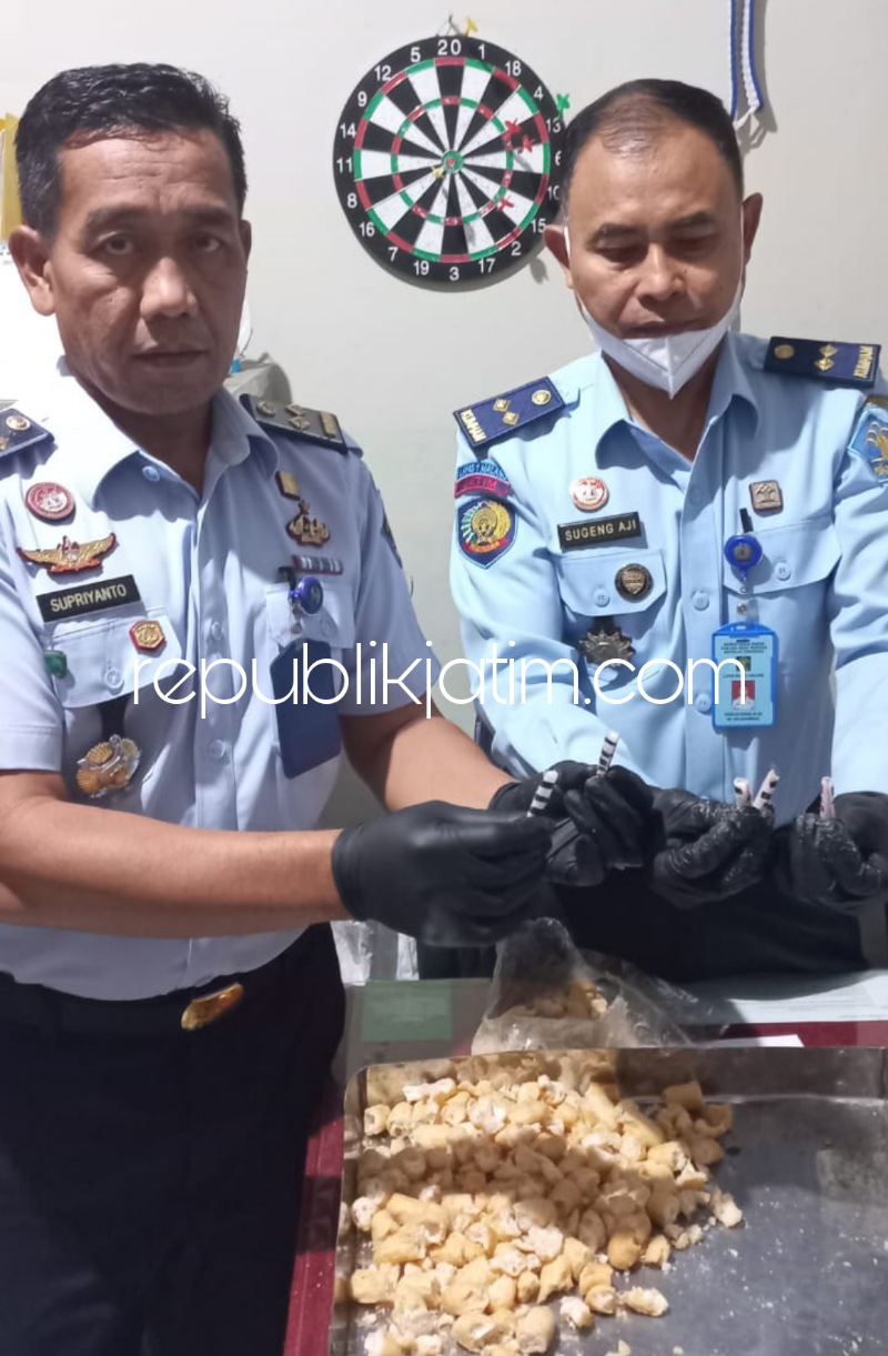 SABU-SABU - Petugas Lapas Kelas I Malang kembali menggagalkan upaya penyelundupan barang terlarang yang diduga narkoba jenis sabu-sabu yang akan dimasukkan melalui penitipan makanan, Kamis (13/04/2023).