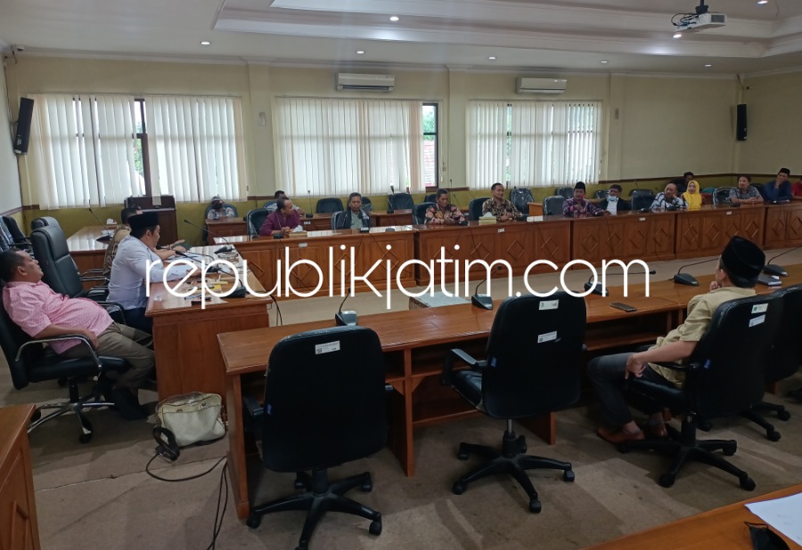 HEARING - Para pengurus Himpunan Pedagang Pasar (HPP) hearing atau Rapat Dengar Pendapat (RDP) dengan pimpinan DPRD, Komisi A, Komisi B, Disperindag dan Satpol PP sepakat penertiban pedagang Pancakan Pasar Larangan, Kecamatan Candi, Kamis (13/04/2023).