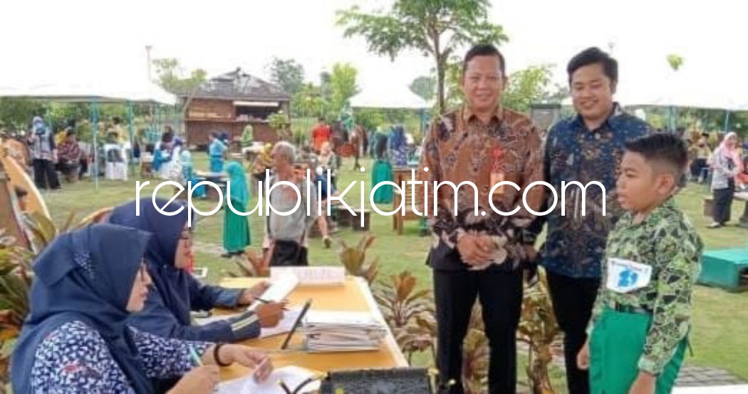 LITERASI - Kepala Disperpusip Pemkab Sidoarjo, Ridho Prasetyo dan anggota Komisi D DPRD Zahlul Yussar melihat peserta lomba literasi membaca dan menulis di Yussar Fishing and Playground Desa Kalidawir, Kecamatan Tanggulangin, Sidoarjo, Kamis (13/04/2023).
