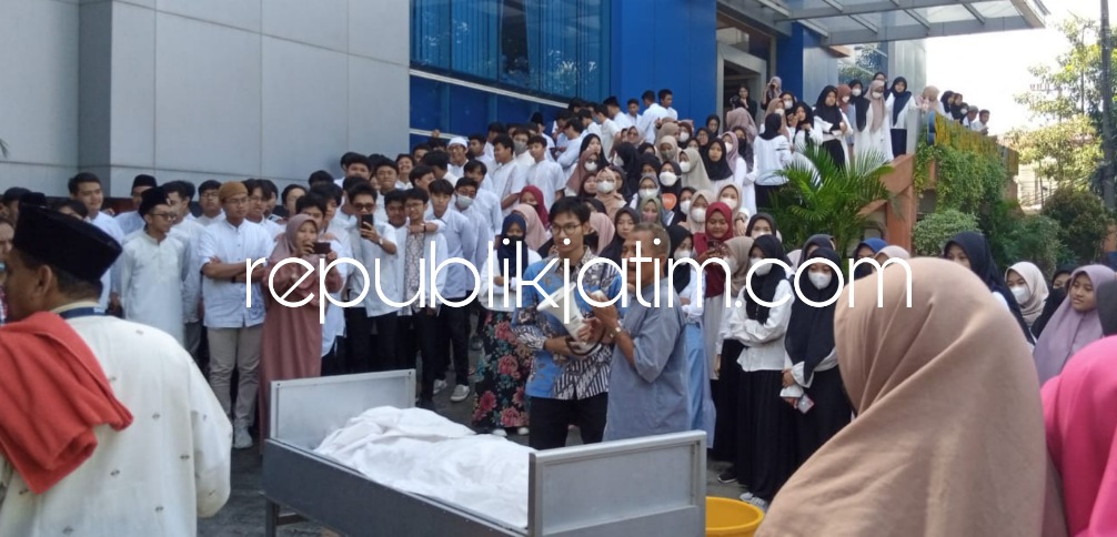 RAWAT JENAZAH - Siswa dan siswi kelas X, XI dan XII SMA Muhammadiyah 1 Taman (Smamita) Sidoarjo Jawa Timur mengikuti Darul Arqom salah satu materinya soal perawatan jenazah, Jumat (14/04/2023).