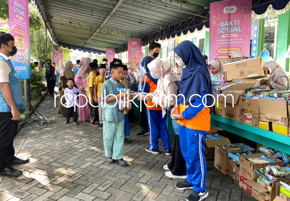BAGI - Yayasan Al Muslim Jatim menggelar Bakti Sosial (Baksos) pembagian 1.343 paket sembako untuk kaum dhuafa dan anak yatim secara drive thru di halaman dan gedung SMA Al Muslim JL Raya Wadungasri, Kecamatan Waru, Sidoarjo, Sabtu (15/04/2023).