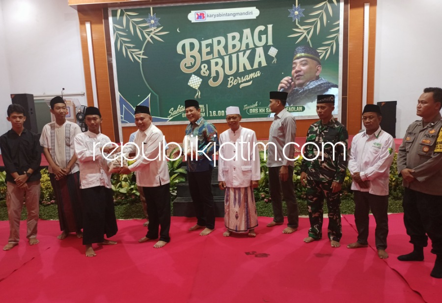SANTUNAN - Dirut PT Karya Bintang Mandiri (KBM), Totok Supriyono menyerahkan santunan kepada anak yatim piatu dan dhuafa didampingi Wabup Subandi di Graha KBM Kemangsen, Kecamatan Balongbendo, Sidoarjo, Sabtu (15/04/2023) petang.
