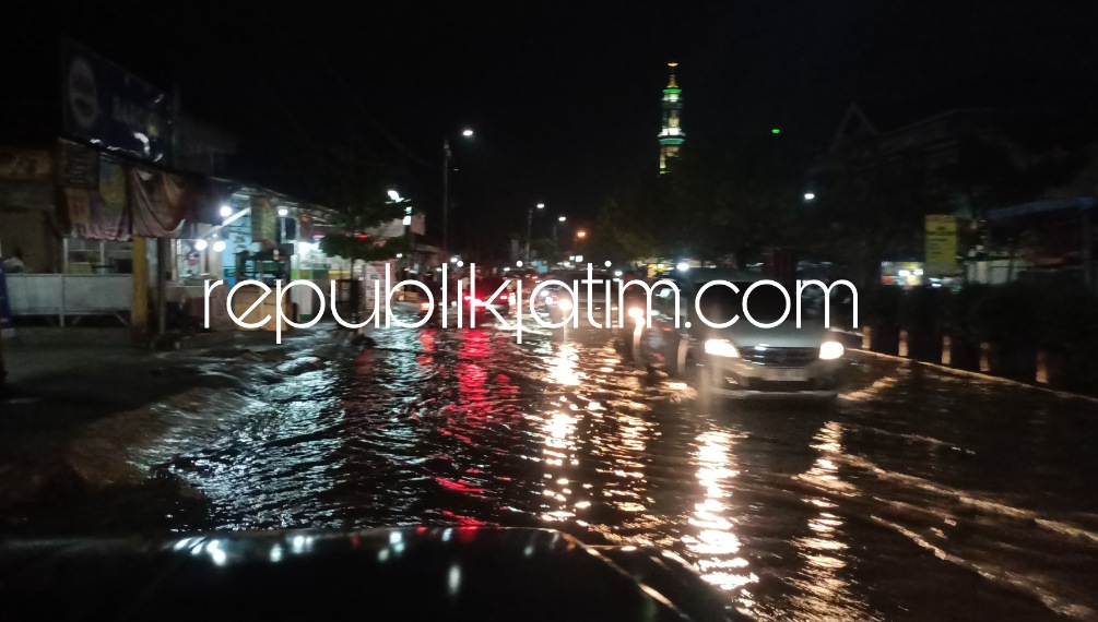 BANJIR - Jalan Raya Sumokali hingga Tenggulunan, Kecamatan Candi, Sidoarjo tergenang banjir usai diguyur hujan deras selama satu jam, Minggu (16/04/2023) malam.