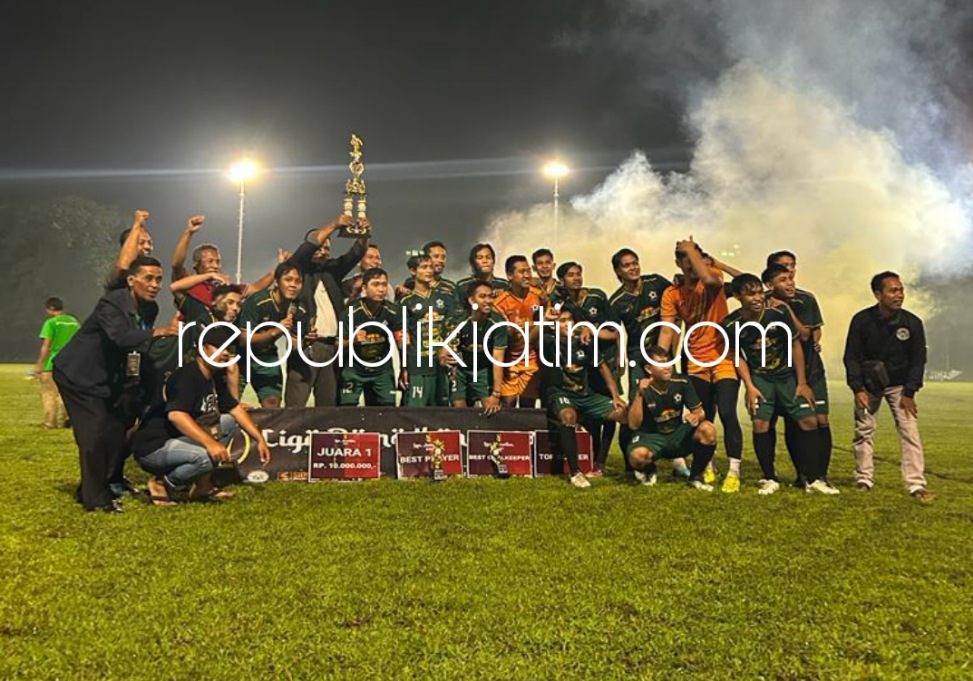 JUARA - Putra Bangsri FC menjadi juara bertahan dalam Liga Ramadhan Putra Kelapa Cup 2023 yang digelar di Lapangan Desa Kloposepuluh, Kecamatan Sukodono, Sidoarjo, Minggu (16/04/2023) malam.