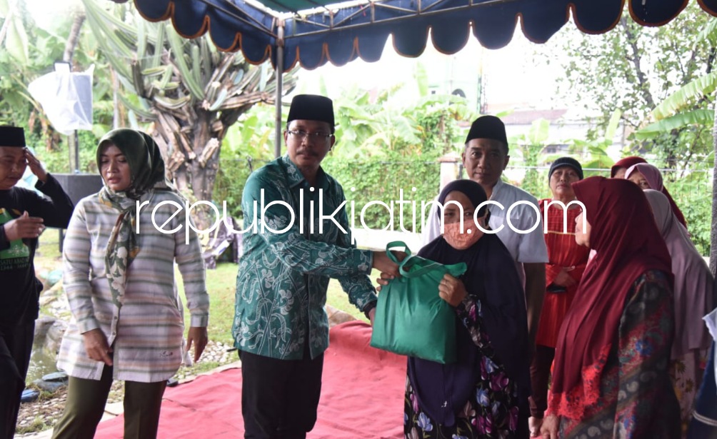 BAKSOS - Supeltas Patung Gedangan, Parkiran Pasar Gedangan, Komunitas Gantangan Bintang 5 dan Bonek menggelar Bhakti Sosial (Baksos) di bulan Suci Ramadhan Tahun 2023 dihadiri Bupati Sidoarjo, Ahmad Muhdlor Ali, Minggu (16/04/2023). 