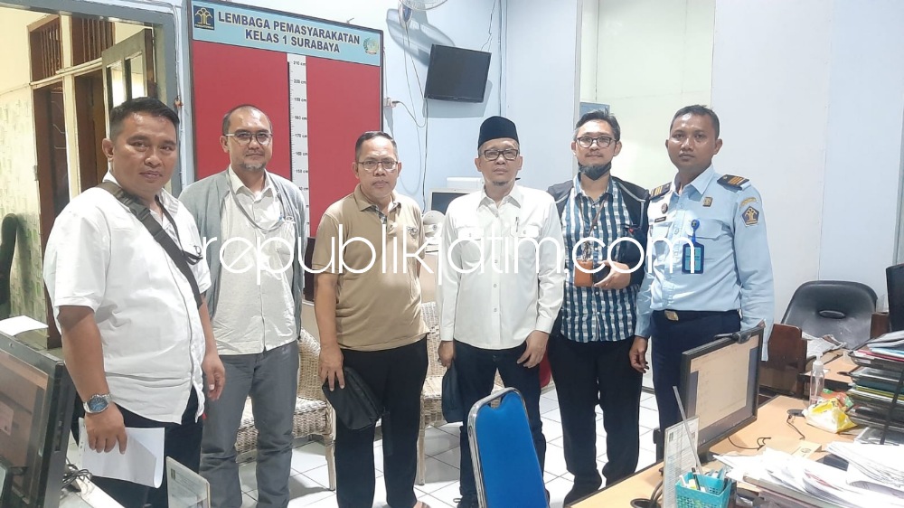 PINDAH - Petugas mengecek berkas narapidana kasus tipikor dari Rutan Kelas I Surabaya di Medaeng, Kecamatan Waru, Sidoarjo, Hasan Aminuddin yang juga mantan Bupati Probolinggo ini ke Lapas Kelas I Surabaya usai vonis kasasi, Senin (17/04/2023).