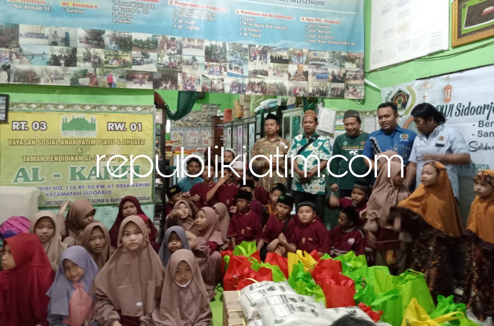 SANTUNAN - Persatuan Wartawan Indonesia (PWI) Sidoarjo memberikan santunan kepada 56 anak yatim piatu di Yayasan Sosial Anak Yatim Piatu dan Dhuafa Al- Kahfi JL Raya Kemiri No 110 RT 03/RW 01 Desa Kemiri, Kecamatan Sidoarjo, Senin (17/04/2023).