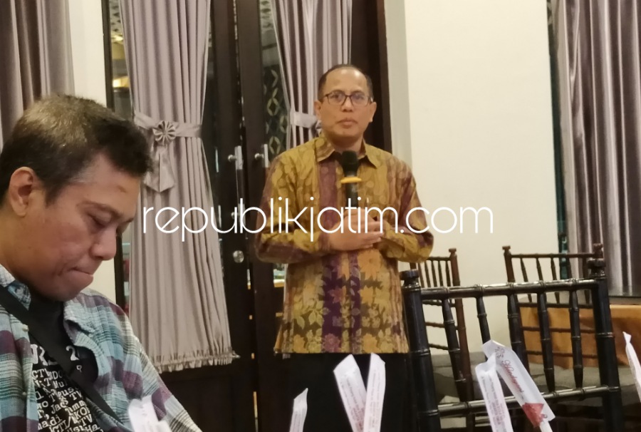 PAPARAN - Kepala Smamda, M Zainul Arifin saat paparan di hadapan para wartawan tentang rencana pembangunan Hotel Smamda Sidoarjo di lahan seluas 590 meter persegi di samping RSUD Sidoarjo, Selasa (18/04/2023) petang. 