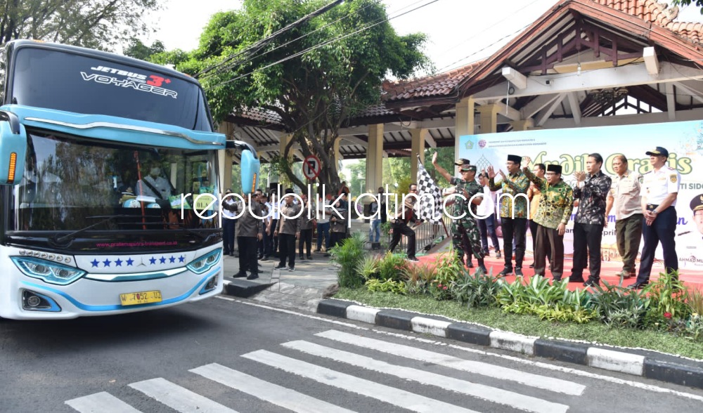 BERANGKATKAN - Bupati Sidoarjo, Ahmad Muhdlor Ali bersama Ketua DPRD Sidoarjo Usman dan Dandim 0816 Sidoarjo Letkol Inf Masarum Djatilaksono memberangkatkan 1.450 pemudik di depan Pendopo Delta Wibawa Sidoarjo, Kamis (20/04/2023).