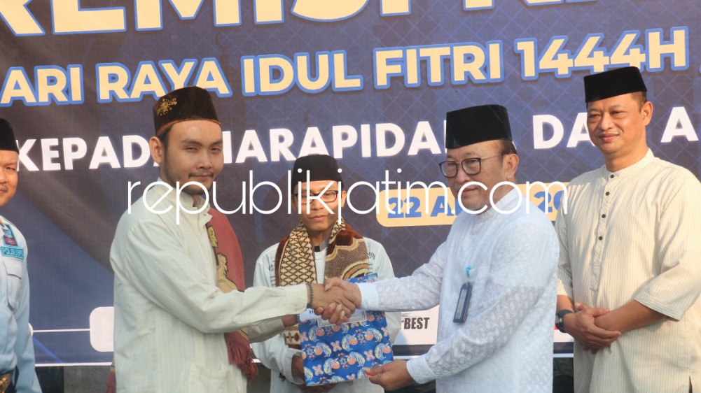 REMISI - Kakanwil Kemenkumham Jatim, Imam Jauhari saat memimpin penyerahan Surat Keputusan (SK) Remisi Khusus Idul Fitri 2023 secara simbolis kepada narapidana se Jatim, Sabtu (22/04/2023). 