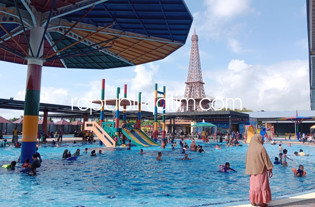 RAMAI - Ribuan pengunjung memadati kawasan wisata Malindo Swimming Pool saat libur Hari Raya Idul Fitri 1444 Hijriyah, Senin (24/04/2023).