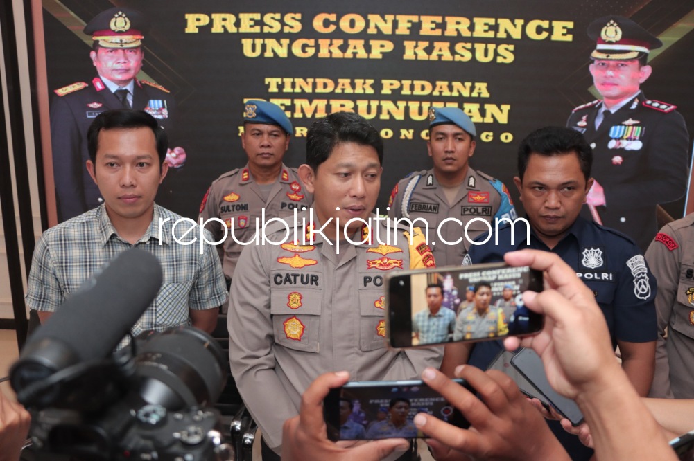 RILIS - Kapolres Ponorogo AKBP Catur Cahyono Wibowo saat rilis kasus pembunuhan, Senin (24/04/2023).