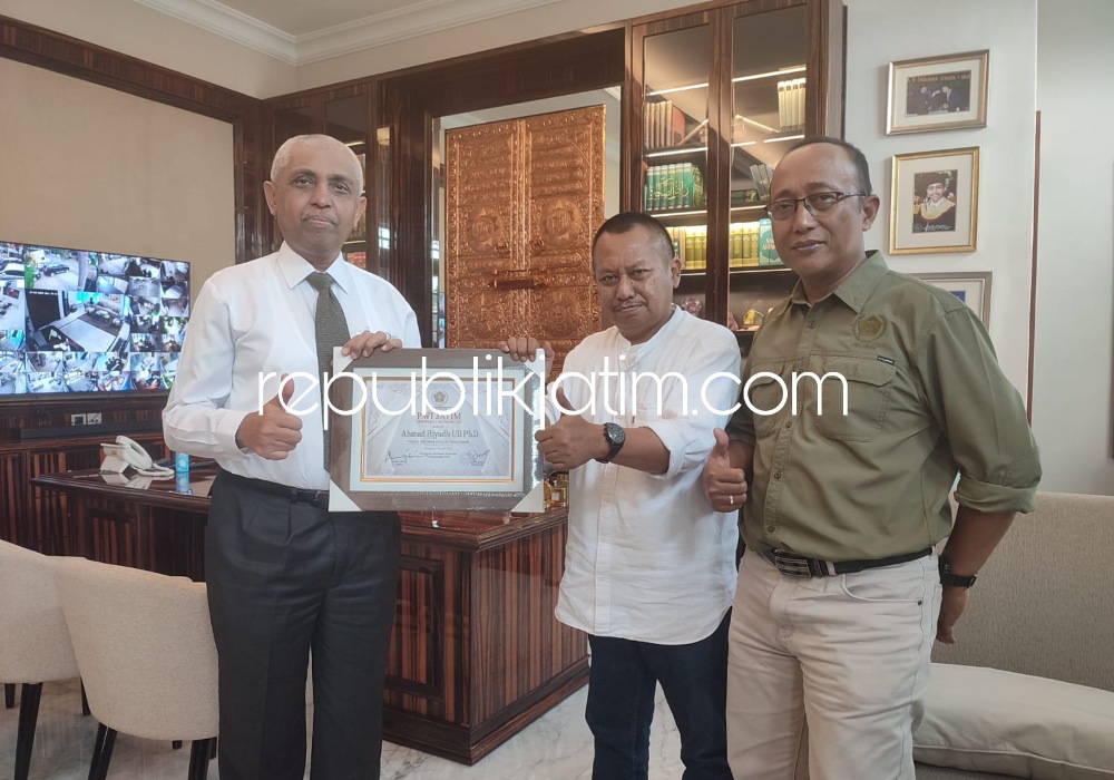 PENGHARGAAN - Ketua Dewan Pembina Serikat Media Siber Indonesia (SMSI) Jatim, Ahmad Riyadh UB menerima PWI Jatim Award 2023 dari Ketua PWI Jatim Lutfil Hakim kemarin. 