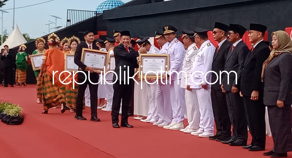 PENGHARGAAN - Pemkab Sidoarjo meraih penghargaan PPD Kinerja Terbaik Nasional yang diterima Bupati Sidoarjo Ahmad Muhdlor di Peringatan Hari Otonomi Daerah (Otoda) ke 27 dari Mendagri M Tito Karnavian di Anjungan City of Makassar, Sabtu (29/04/2023).