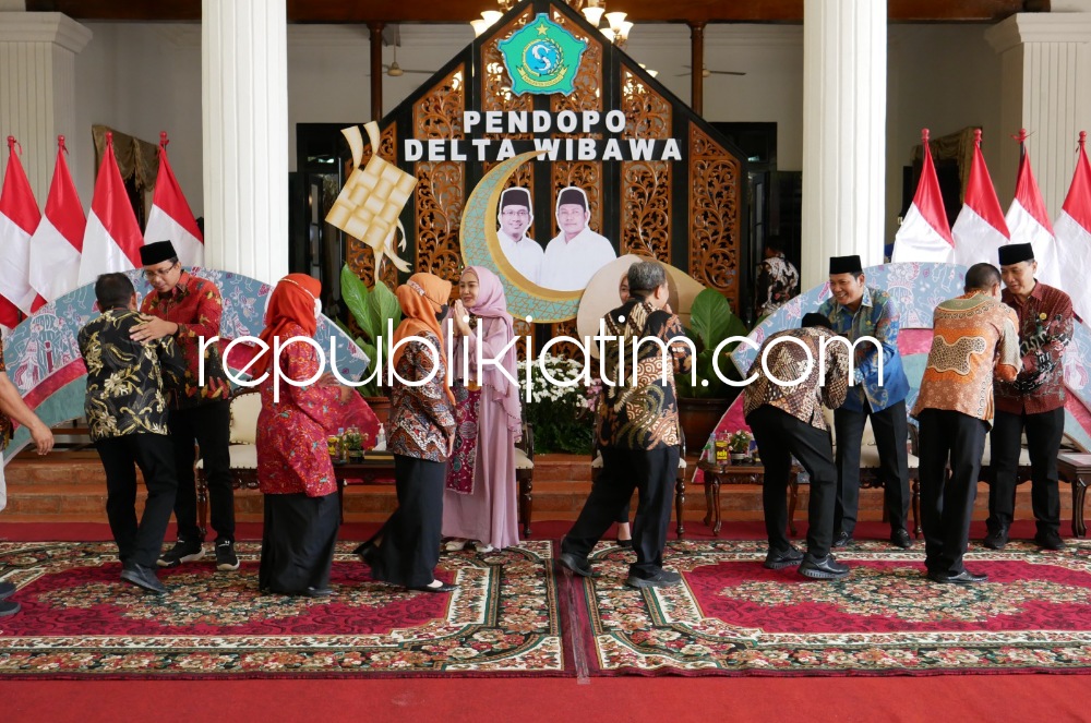 HALAL BIHALAL - Bupati Sidoarjo, Ahmad Muhdlor Ali beserta istri dan Wabup Sidoarjo, Subandi beserta istri menggelar halal bihalal dengan ribuan ASN dan guru di Pendopo Delta Wibawa, Selasa (02/05/2023).