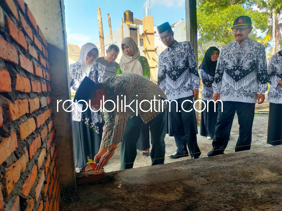 PELETAKAN BATU - Kepala Dinas Pendidikan dan Kebudayaan Pemkab Sidoarjo, Dr Tirto Adi meletakkan batu lanjutan pembangunan gedung Delta Graha Dwija sebagai Kantor PGRI Sidoarjo di JL Raya Jati Selatan, Sidoarjo, Kamis (04/05/2023).