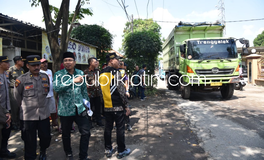SIDAK - Bupati Sidoarjo, Ahmad Muhdlor Ali didampingi sejumlah kepala dinas memastikan kerusakan JL Raya Krembung - Ngoro dan truk melebihi tonase yang melintasi jalan yang kondisinya rusak berat itu, Kamis (04/05/2023).