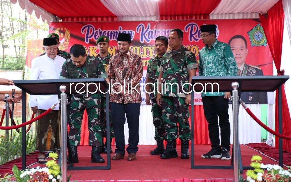 RESMIKAN - KASAD Jenderal TNI Dudung Abdurachman meresmikan komplek makam Aulia Sono didampingi Pangdam V Brawijaya Mayjen TNI Farid Makruf, Wagub Jatim Emil Elistianto Dardak dan Bupati Sidoarjo Ahmad Muhdlor Ali, Kamis (04/05/2023) petang. 