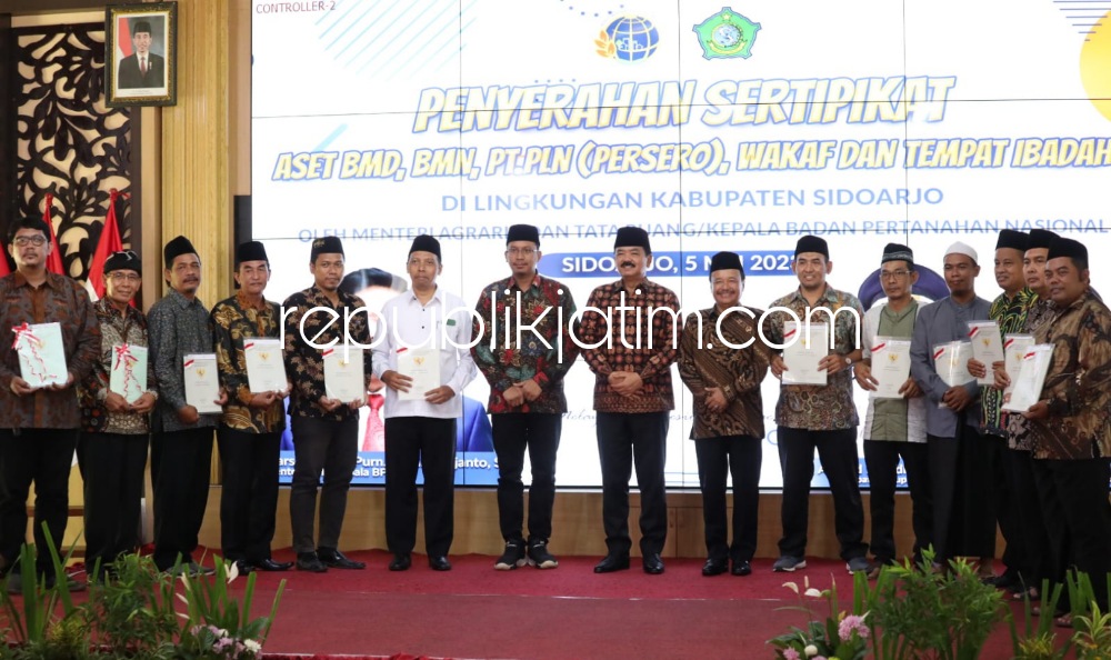 SERAHKAN - Menteri Agraria Dan Tata Ruang (ATR) atau Badan Pertanahan Nasional (BPN), Marsekal TNI (Purn) Hadi Tjahjanto menyerahkan 299 bidang milik BMD dan BMN di Pendopo Delta Wibawa, Jumat (05/05/2023).
