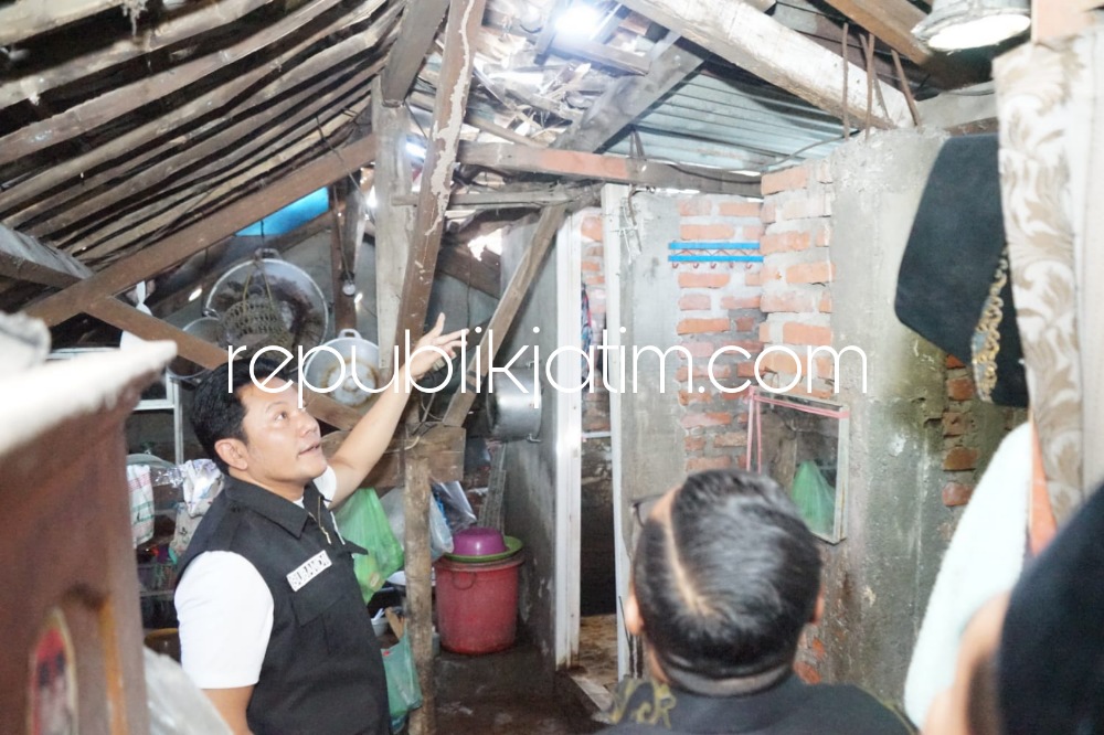 SIDAK - Wabup Sidoarjo Subandi mengunjungi rumah Ny Marsiatin (60) janda yang tinggal dengan 2 orang cucu warga Desa Janti, Kecamatan Waru, Sidoarjo yang rumahnya sudah tidak layak huni karena atapnya bocor semua, Jumat (05/05/2023).