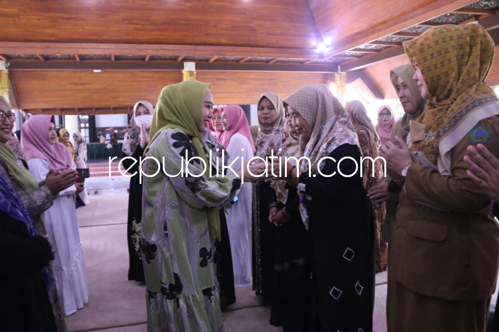 SILATURRAHMI - Ketua TP PKK Kabupaten Sidoarjo, Ny Sa'adah Ahmad Muhdlor mengajak anggotanya untuk menjalin ukhuwah islamiyah menjaga silaturrahmi seperti saat menggelar halal bihalal anggota TP PKK se Sidoarjo di Pendopo Delta Wibawa, Senin (08/05/2023).